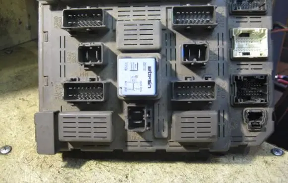 Peugeot 607 Fuse module 9641958680