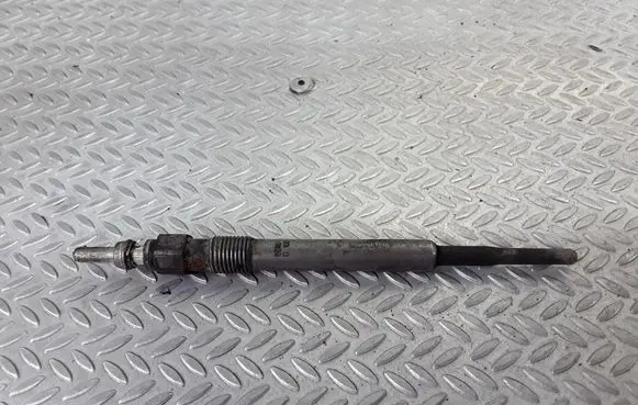 Volkswagen PASSAT B5 Glow plug 0100226338