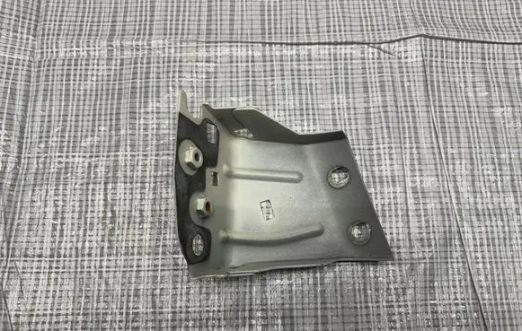 Maserati Quattroporte Fender mounting bracket C678
