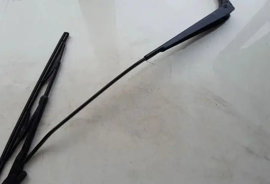 Volkswagen PASSAT B5 Front wiper blade arm 3B1955410