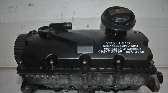 Volkswagen PASSAT B5 Engine head 038103373R