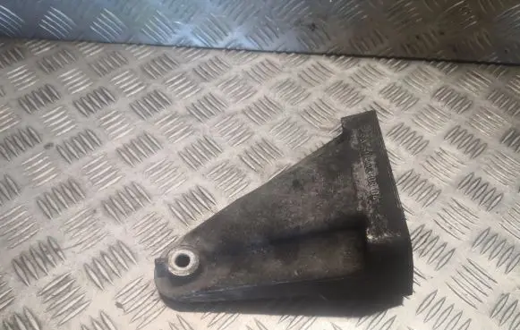 Mercedes-Benz CLC CL203 Engine mounting bracket 6112230804 A6112230804