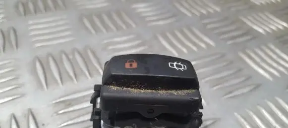 Isuzu Trooper Central locking switch button 26488 002446