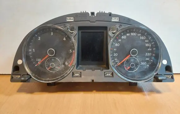 Volkswagen PASSAT B7 Speedometer (instrument cluster) 3AA920880C