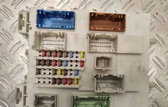 Volvo V40 Fuse module 31394964 181014 8330007912
