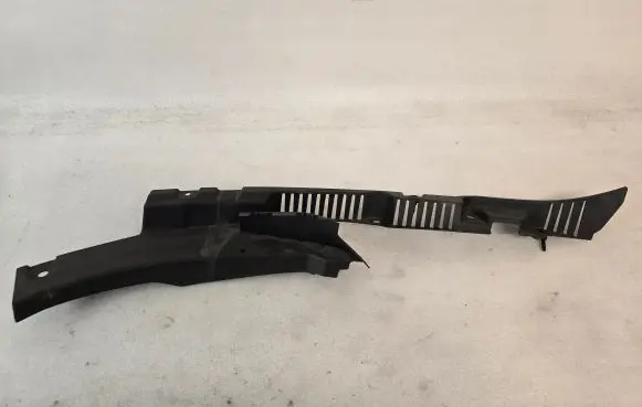 Volvo XC60 Fender mounting bracket 32216110