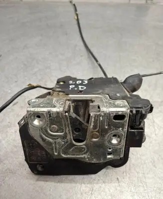 Mercedes-Benz C W203 Front door lock 2037200435