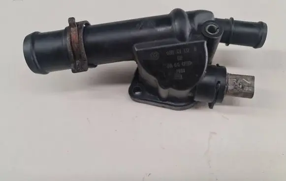 Volkswagen PASSAT B6 Engine coolant pipe/hose 03G121132B