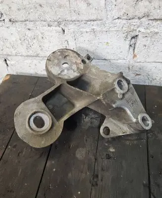 Engine mounting bracket