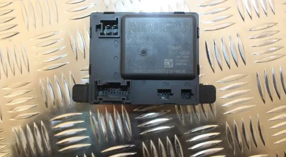 Mercedes-Benz Sprinter W906 Door control unit/module 9068204026 A9068204026
