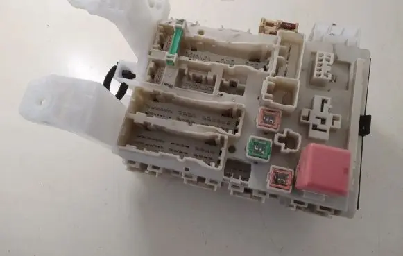 Toyota Avensis T270 Fuse module 8273005150B