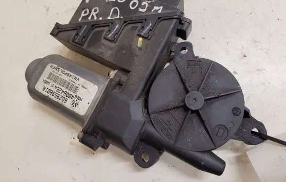 Volkswagen Polo IV 9N3 Front door window regulator motor 6Q2959801A 400642E