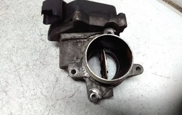 Volkswagen PASSAT B6 Engine shut-off valve 03L128063J 145009382