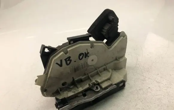 Volkswagen Polo V 6R Coupe door lock (next to the handle) 5K4839015F