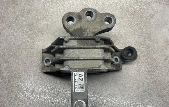 Opel Insignia A Engine mount bracket 13227717