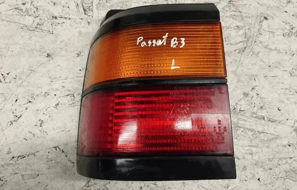 Volkswagen PASSAT B3 Rear/tail lights 333945111