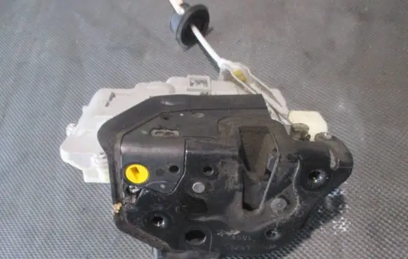 Audi A3 S3 8P Front door lock 4F2837015