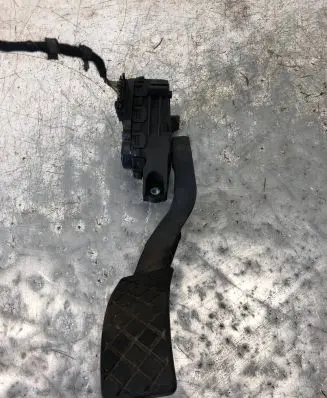 Volkswagen PASSAT B5.5 Accelerator throttle pedal 8D1723523L