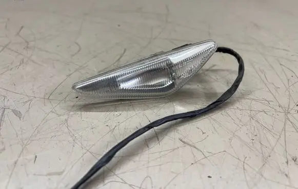 Front fender indicator light
