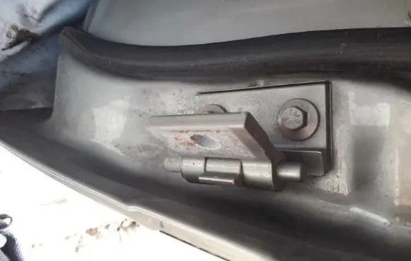 Volvo XC90 Rear door lower hinge