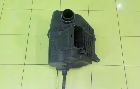 Audi A1 Air filter box 6R0129607C