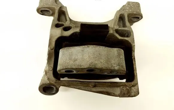 Mazda 6 Engine mount bracket