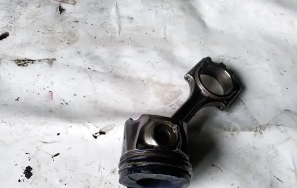 Volvo S60 Piston with connecting rod