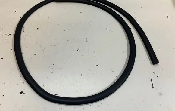 Renault Trafic III (X82) Loading door glass trim molding 903104130R