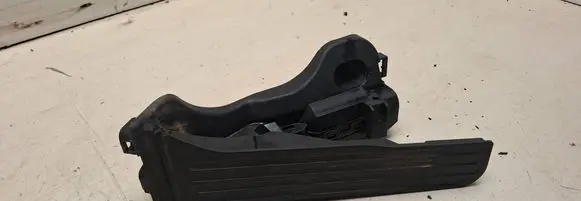 Accelerator throttle pedal