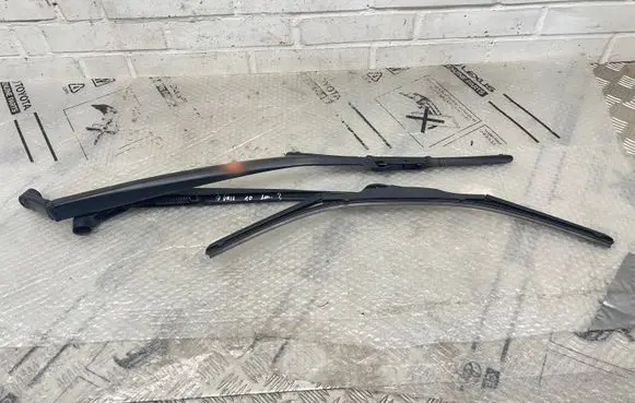 Toyota Auris 150 Front wiper blade arm