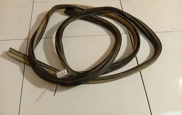 Trunk rubber seal (body)