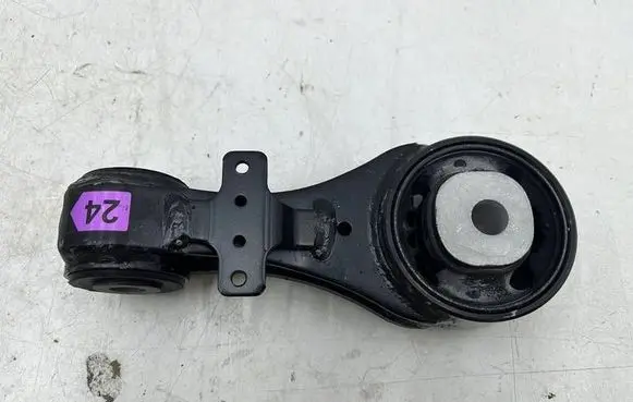 Toyota Yaris Engine mount bracket 123630N010