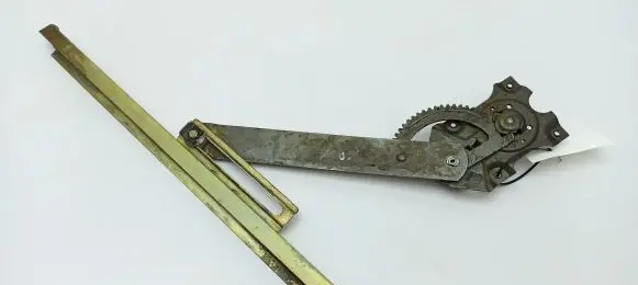 Rear door manual window regulator