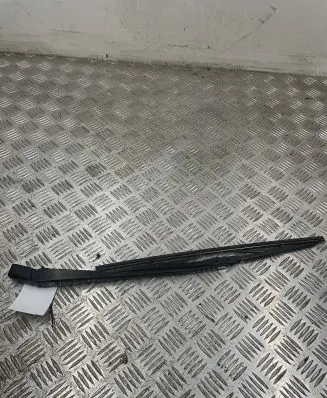 Rear wiper blade arm
