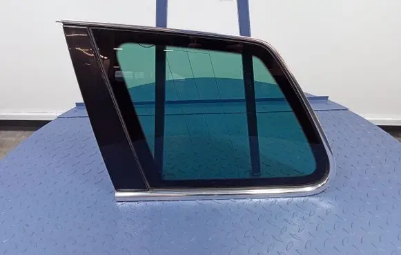 Volkswagen Touareg I Rear side window 7L6845297