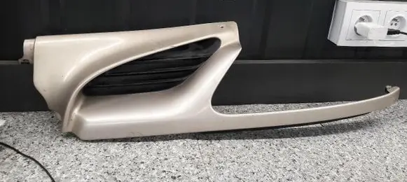 Renault Megane I Front bumper upper radiator grill 7700834200