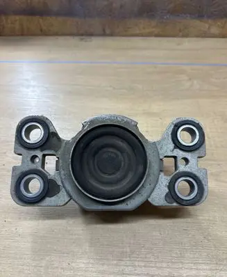 Volvo XC60 Engine mount bracket