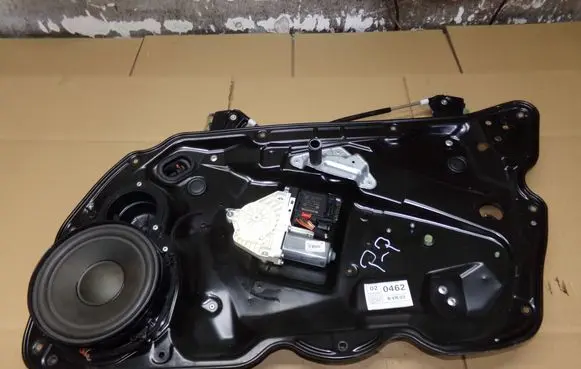 Volkswagen PASSAT B6 Front door window regulator with motor