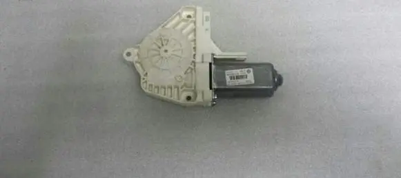 Volkswagen PASSAT B6 Front door window regulator motor 1K0959701P