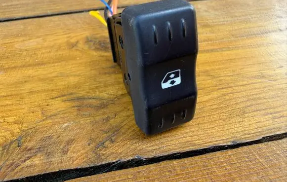 Dacia Logan I Electric window control switch 6001546816 22681