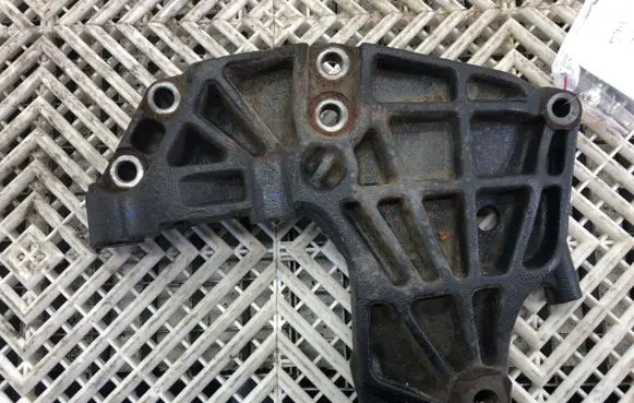Nissan Qashqai Engine mounting bracket