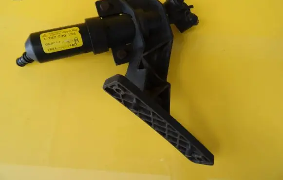 Ford Mondeo Mk III Headlight washer spray nozzle 1307030164