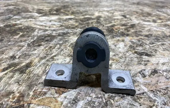 Radiator mount bracket