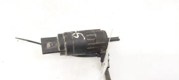 Skoda Octavia Mk2 (1Z) Windscreen/windshield washer pump 1K5955651 SG712V