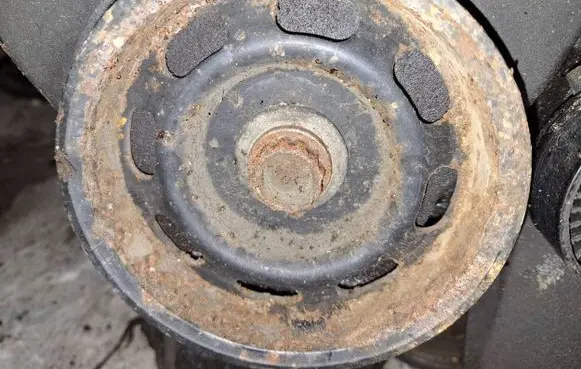 Volkswagen Golf V Crankshaft pulley