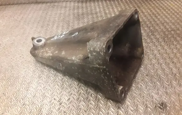 Mercedes-Benz C W203 Engine mounting bracket 6112230804 A6112230804