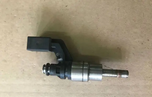 Volkswagen PASSAT B6 Fuel injector 03C906036A