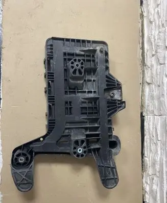 Volkswagen PASSAT B7 Battery tray 1K0915333