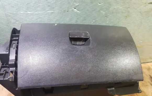 Renault Trafic III (X82) Glove box