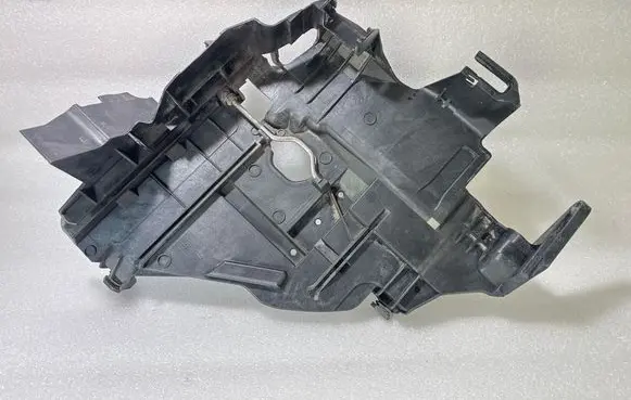 Volkswagen Touareg I Headlight/headlamp mounting bracket 